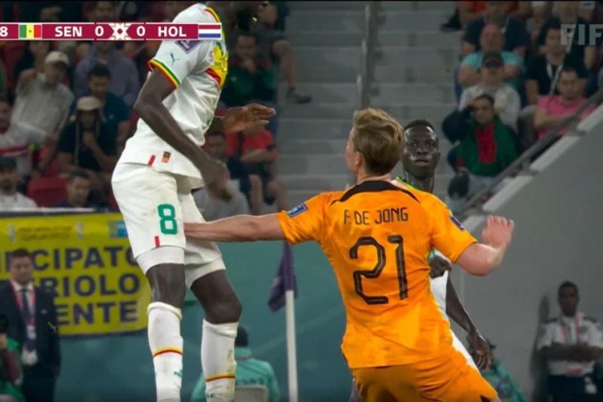 Lance entre De Jonge e Kouyaté em duelo entre Senegal e Holanda