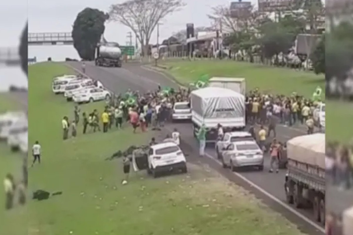 Carro atropela manifestantes durante bloqueio em estrada em Mirassol (SP) (Foto: Reprodução)