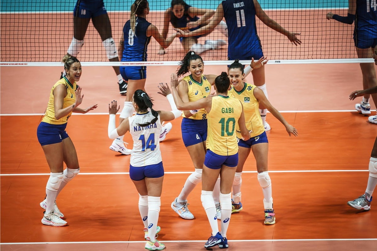 Brasileiras comemoram ponto em jogo contra a Itália