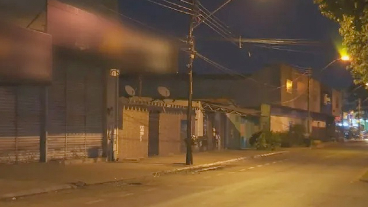 Dois homens, pai e filho, morreram depois de caírem do telhado de um galpão no Setor Cidade Jardim, em Goiânia. (Foto: reprodução/TV Anhanguera)
