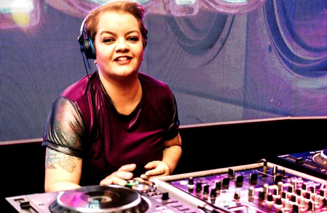 DJ goiana morre após cair de trio elétrico em Curitiba