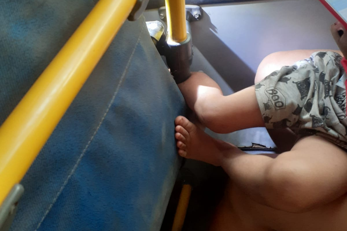Um menino de 2 anos precisou da ajuda do Corpo de Bombeiros após prender a própria perna na estrutura metálica do banco do ônibus. Caso aconteceu no final da tarde desta quarta-feira (19), em Formosa, no Entorno do Distrito Federal.