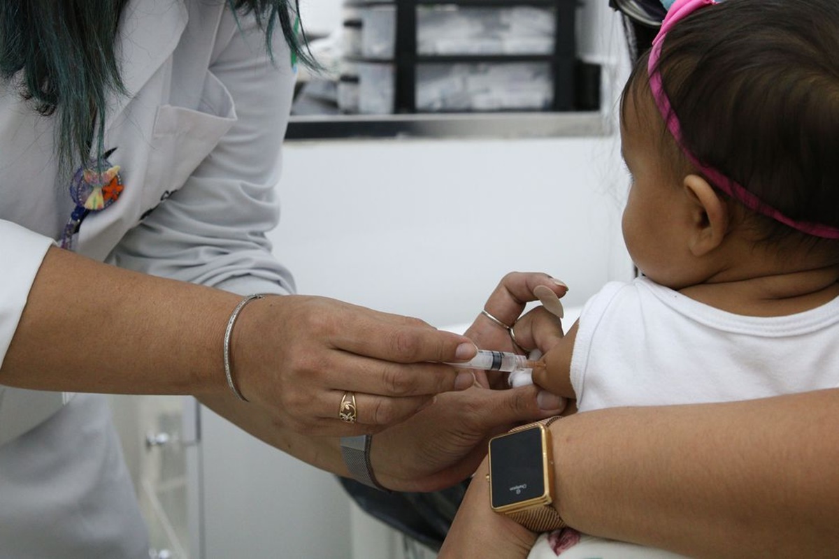 País recebe vacinas contra covid-19 para crianças de 6 meses a 3 anos