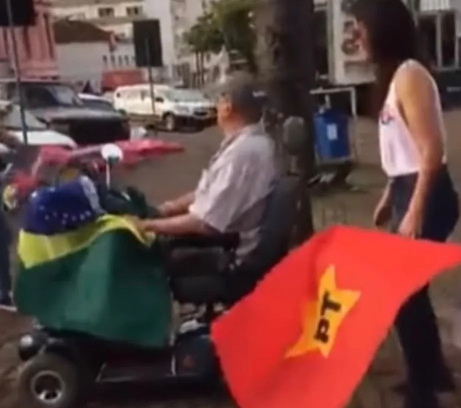Idoso tenta atropelar grupo de eleitores do PT com cadeira de rodas motorizada