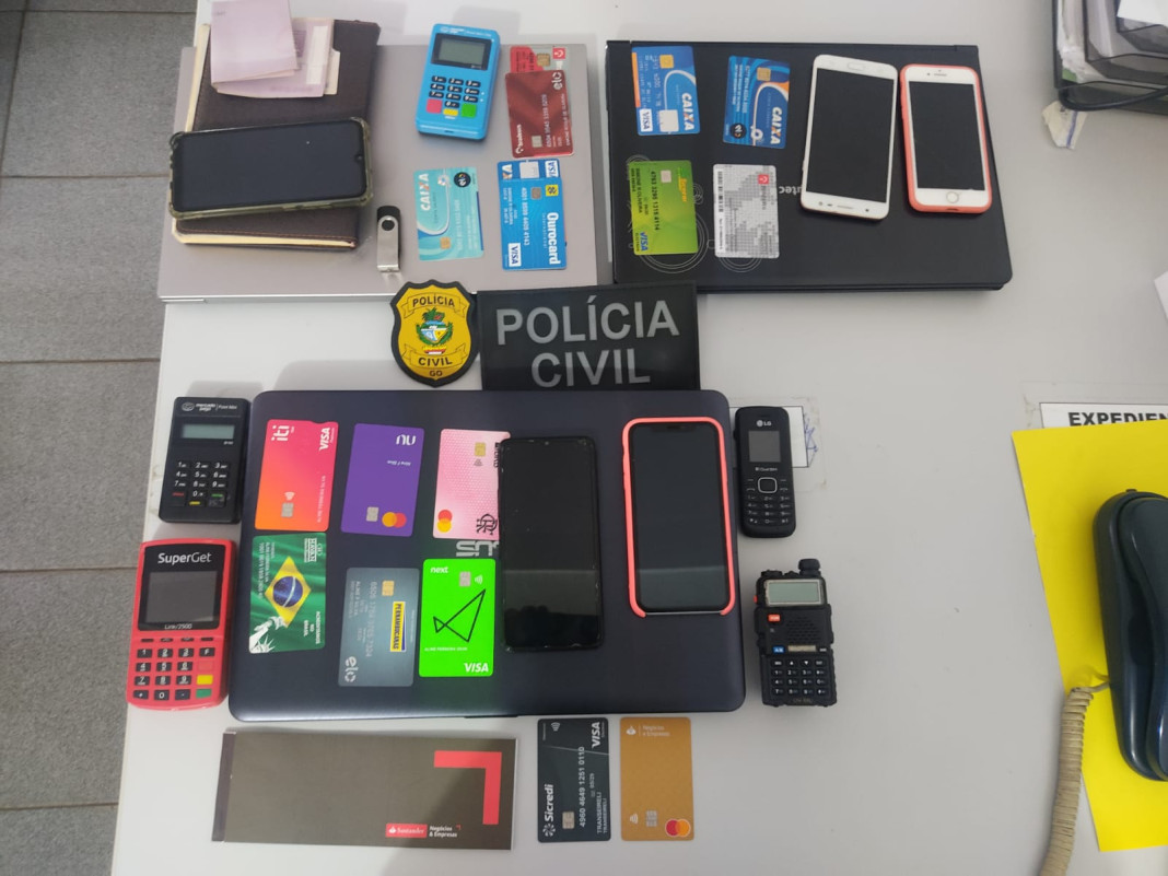 Um grupo suspeito de cometer fraude eletrônica foi preso durante operação deflagrada pela Polícia Civil de Goiás. (Foto: divulgação)