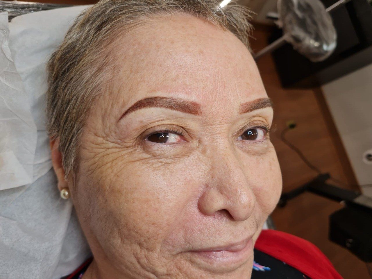 Um instituto de beleza de Aparecida lançou projeto social para oferecer micropigmentação de sobrancelhas de graça para mulheres com câncer. (Foto da primeira paciente contemplada: divulgação)