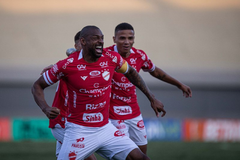 Rafael Donato comemora gol pelo Vila Nova