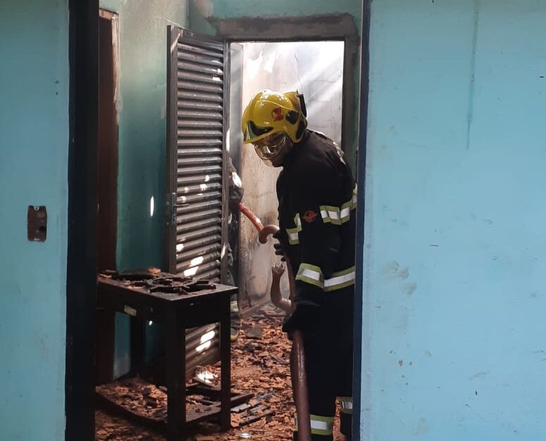 Um homem, de 59 anos, morreu carbonizado em um incêndio residencial em Rio Verde, na tarde de quarta-feira (12). (Foto: divulgação/Corpo de Bombeiros)