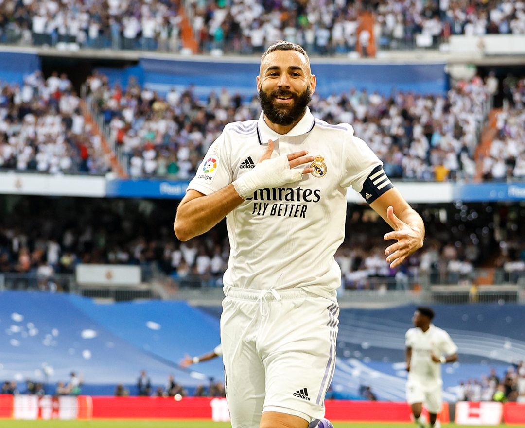 Karim Benzema comemorando gol contra Barcelona