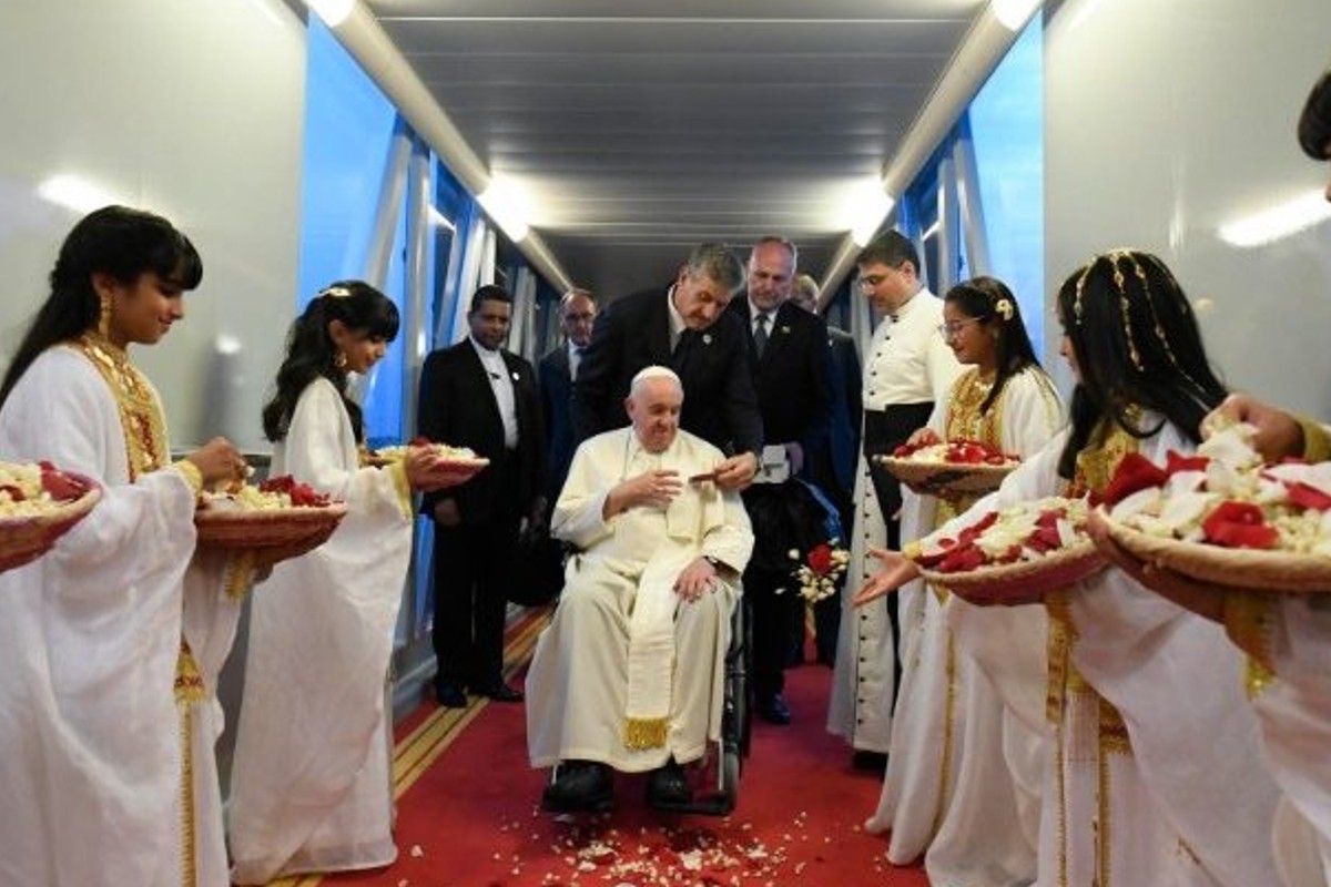 Rearmamento leva mundo 'à beira do precipício', diz papa no Bahrein (Foto: Vaticano)