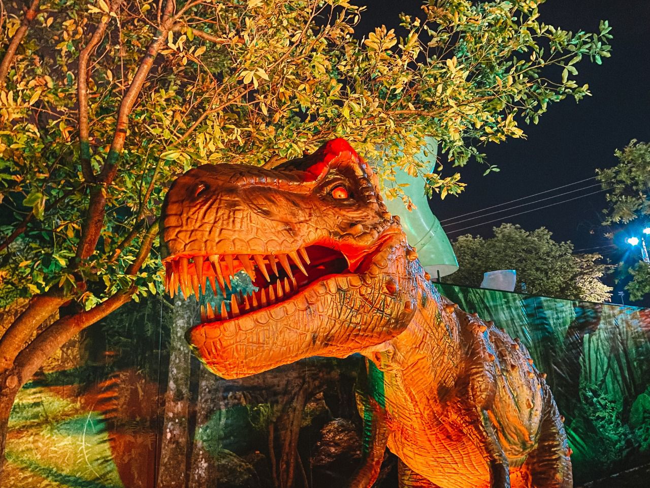 Parque com dinossauros T-Rex Park deixa a ciência de lado e