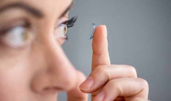 "Alguém ‘esqueceu’ de remover as lentes", disse a oftalmologista Médica retira 23 lentes de contato perdidas em olho de paciente; vídeo