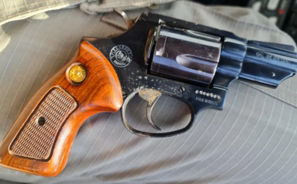 Revólver apreendido com a suspeita (Foto: Polícia Militar)