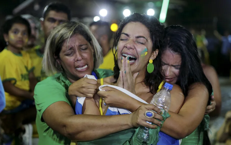 Houve contestação do resultado, críticas ao STF e discursos contra o feminismo eleitores de Bolsonaro rezam e choram após resultado
