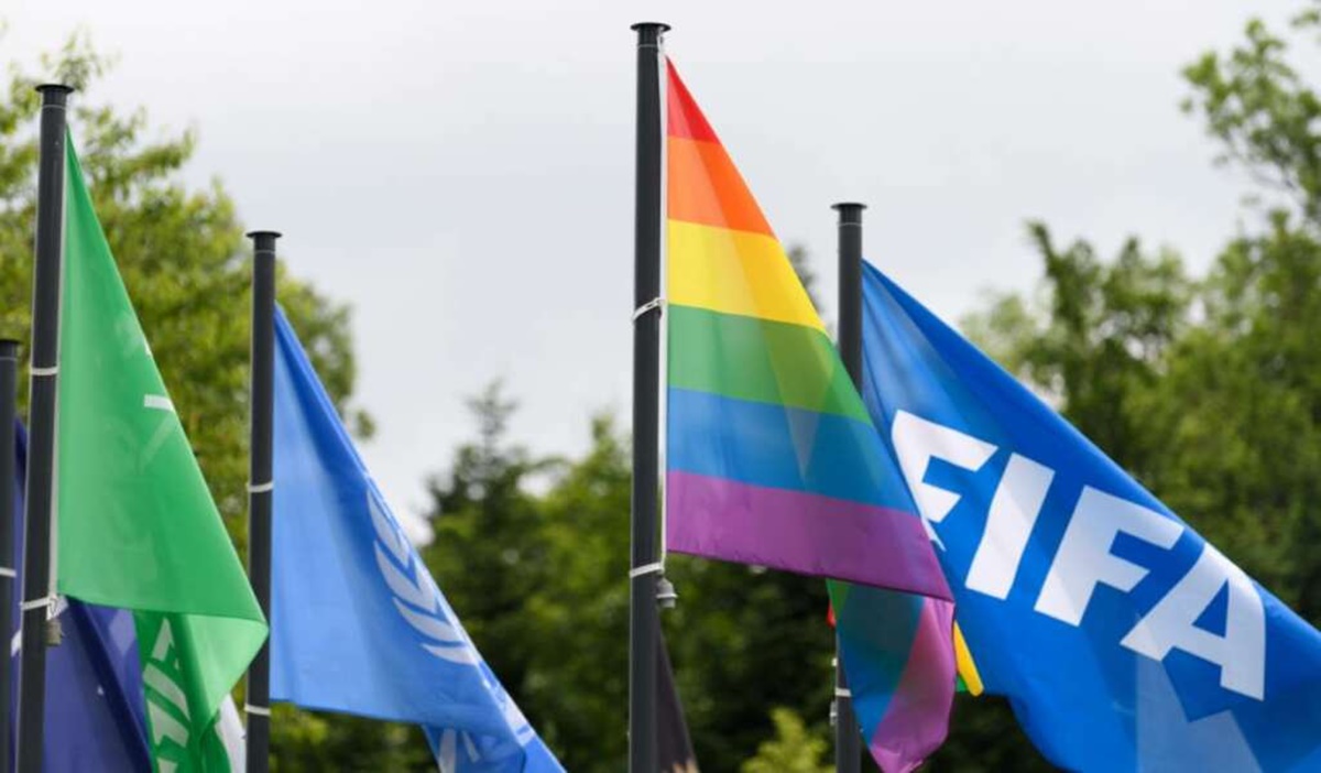 Bandeiras da Fifa e da LGBTQIA+