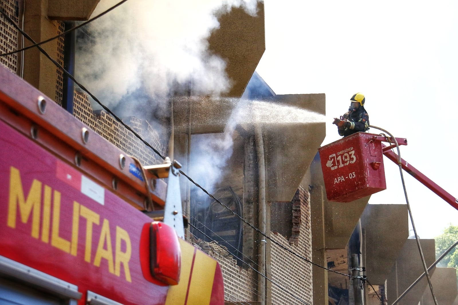Incêndio em supermercado de Goiânia é controlado após 30 horas de ação dos bombeiros