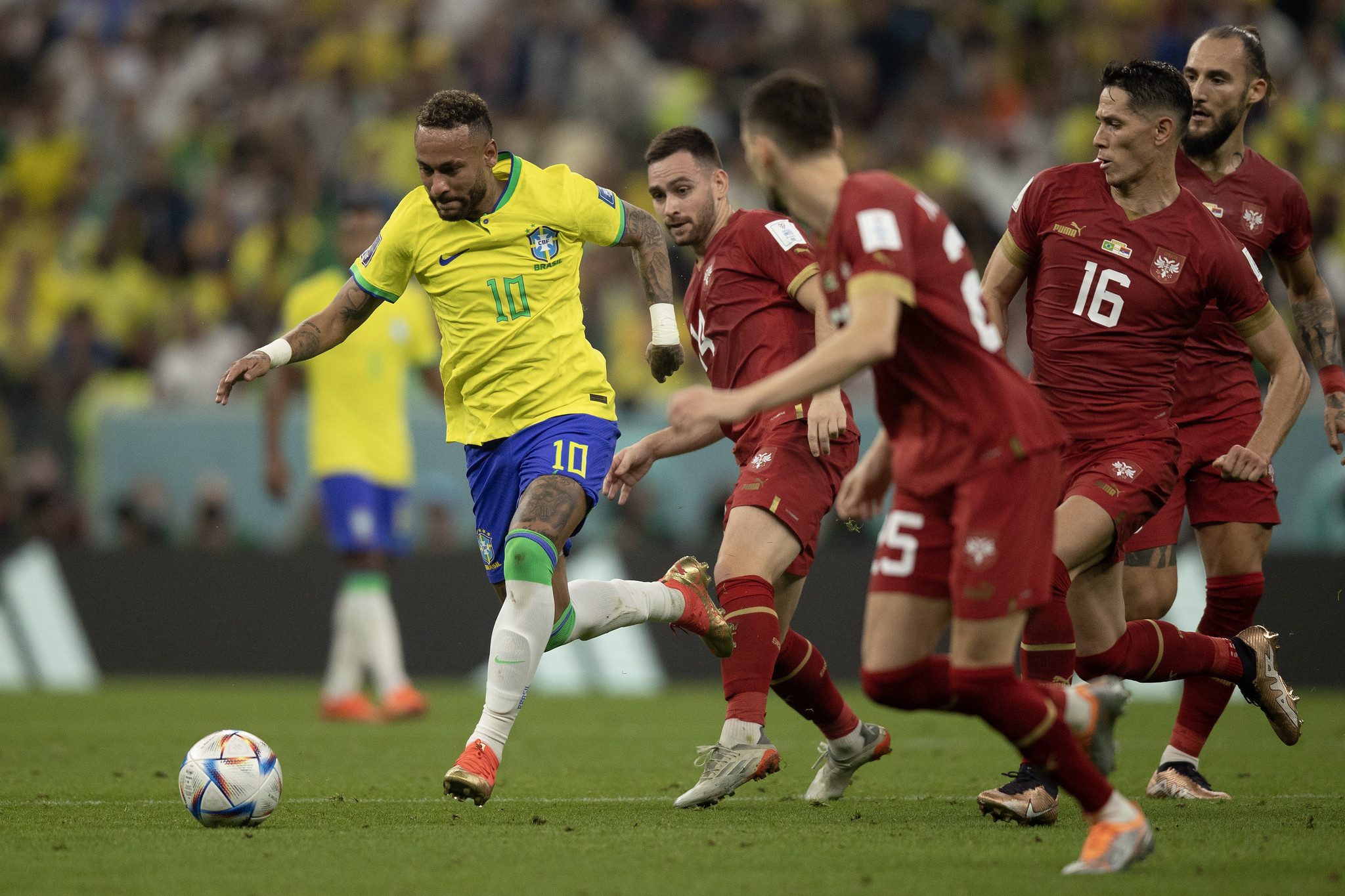 Neymar sendo marcado por jogadores da Sérvia