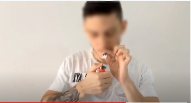 Desafio de fumar cotonete (Reprodução Youtube)