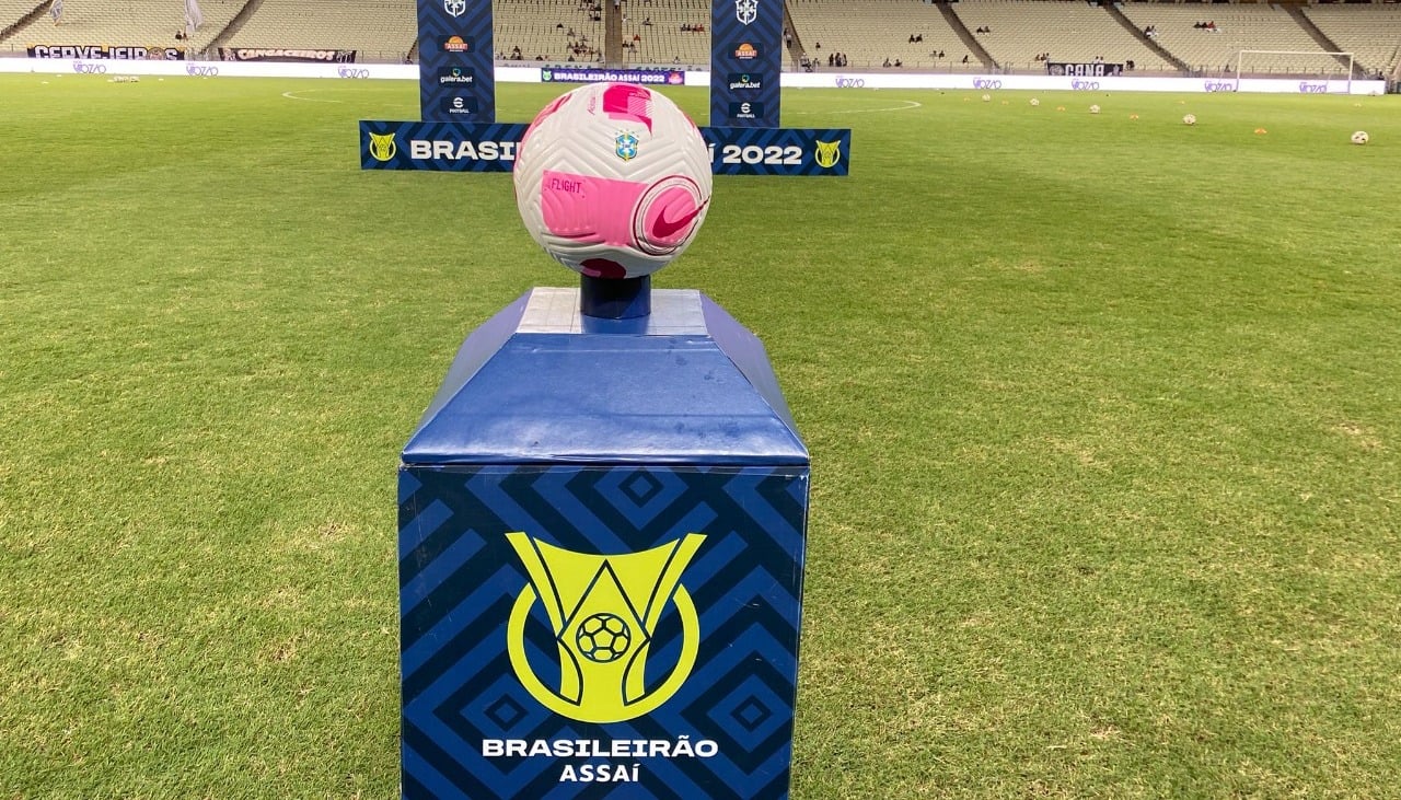 Bola e totem da Série A do Campeonato Brasileiro