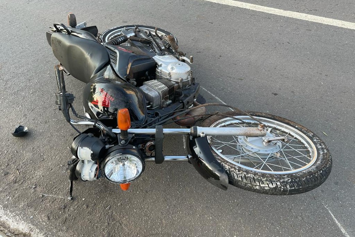 Motociclista morre após colidir contra árvore na avenida Transbrasiliana, em Goiânia