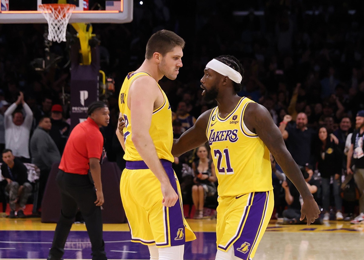 Jogadores dos Lakers comemoram ponto na NBA
