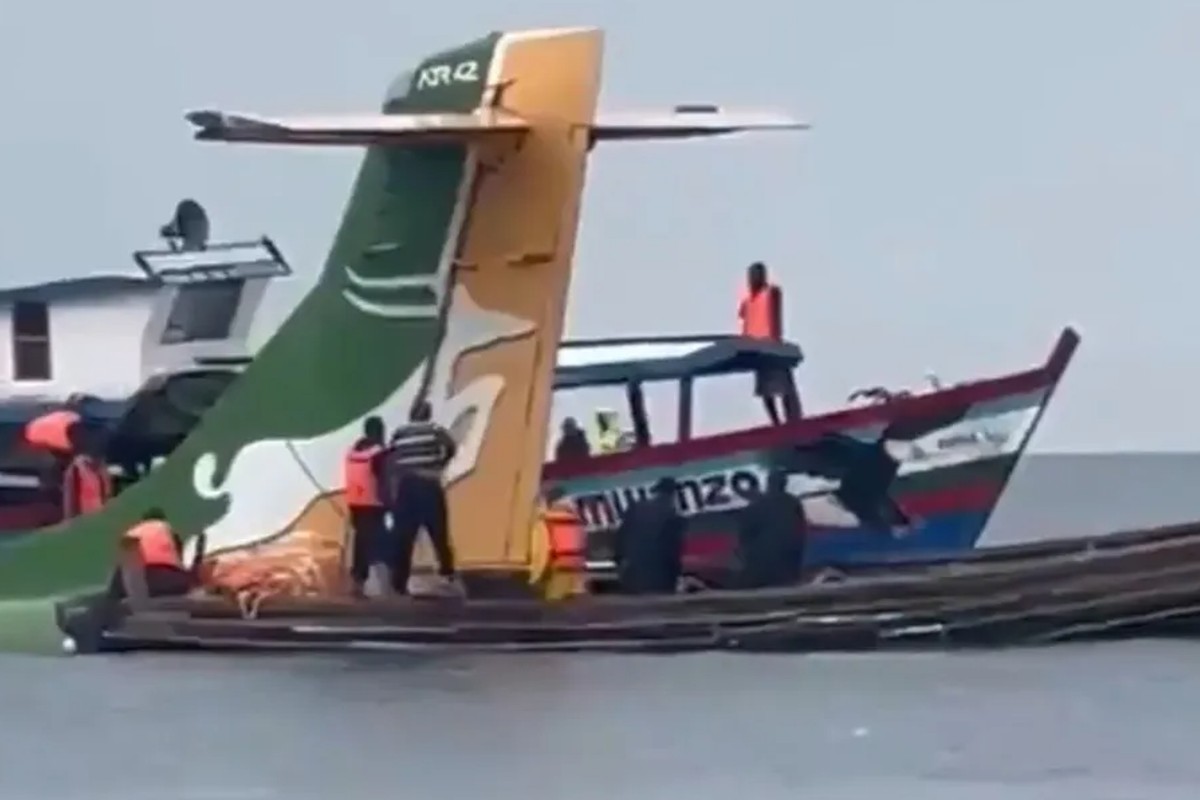 Avião com mais de 40 passageiros cai no lago Vitória, na Tanzânia; vídeo (Foto: Reprodução)