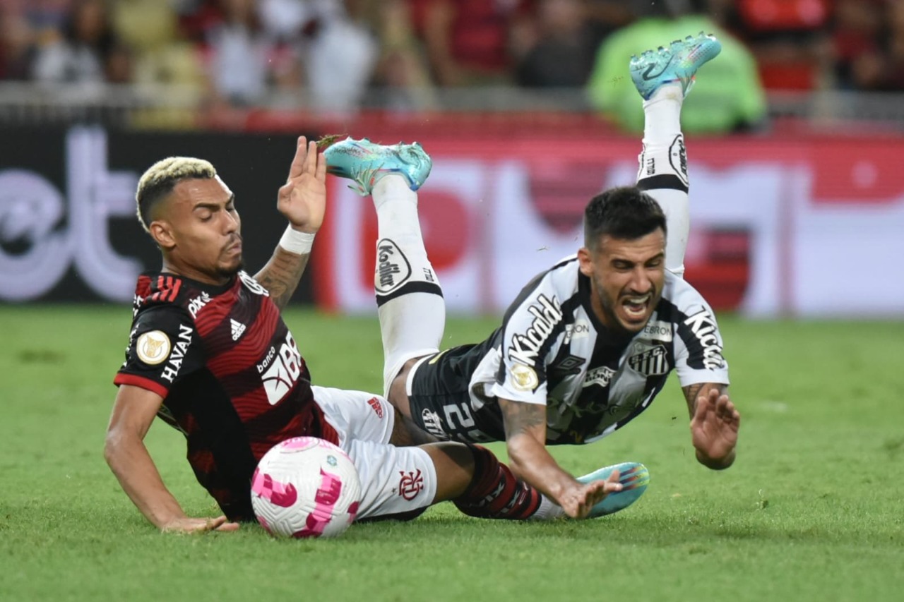 Camacho derrubado por Matheuzinho no Maracanã