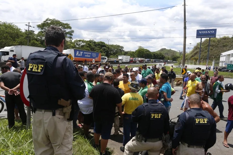 PRF chega a local onde caminhoneiros fecharam a BR-116, entre Barra Mansa e Volta Redonda (Fabiano Rocha/Agência O Globo)