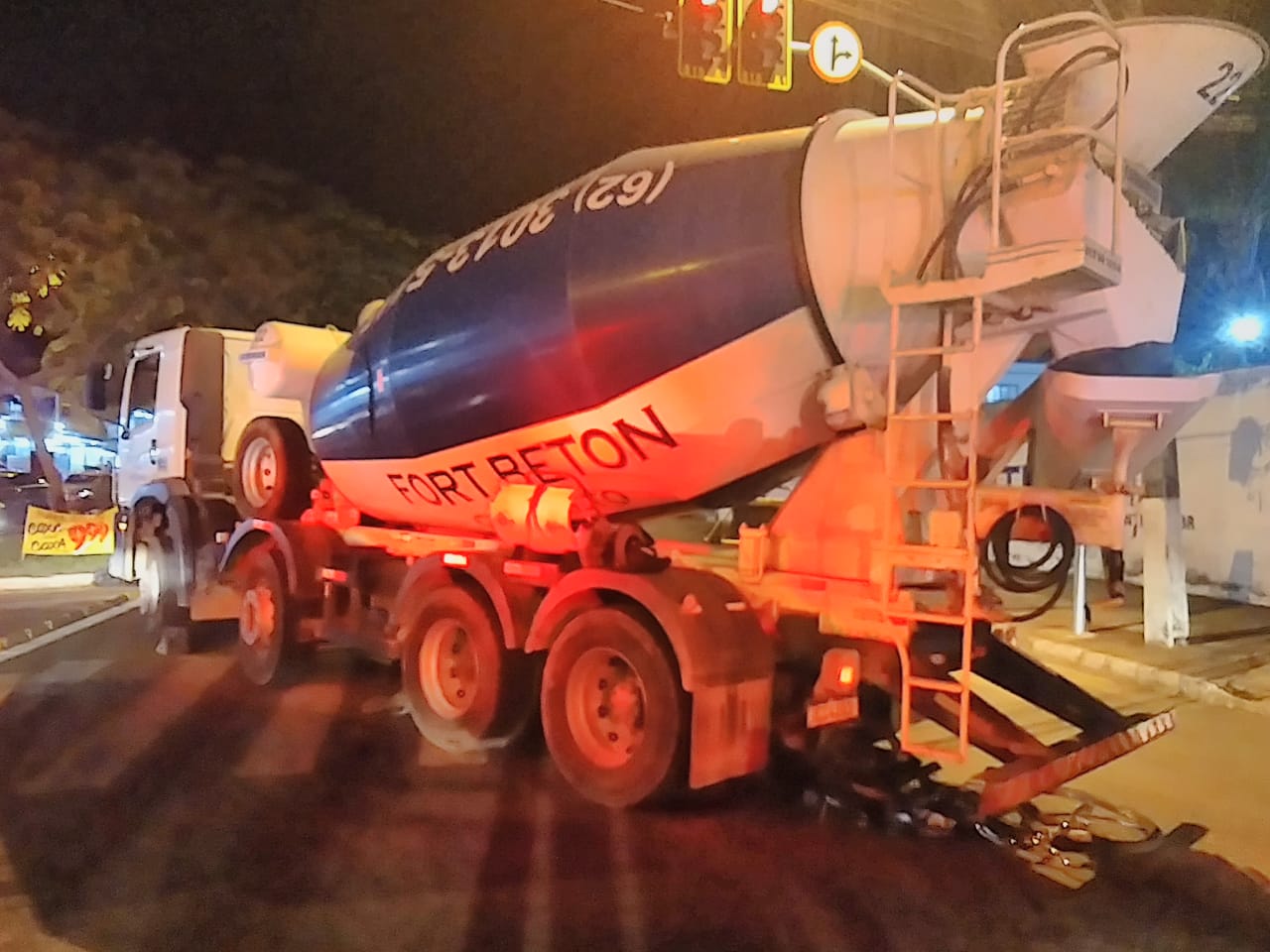 Ciclista morre após ser atropelado por caminhão na Avenida Contorno, em Goiânia 