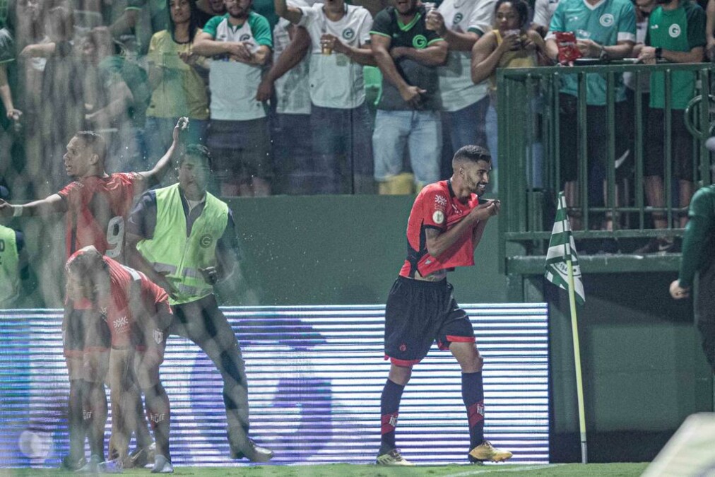 Jorginho comemorando gol marcado contra o Goiás
