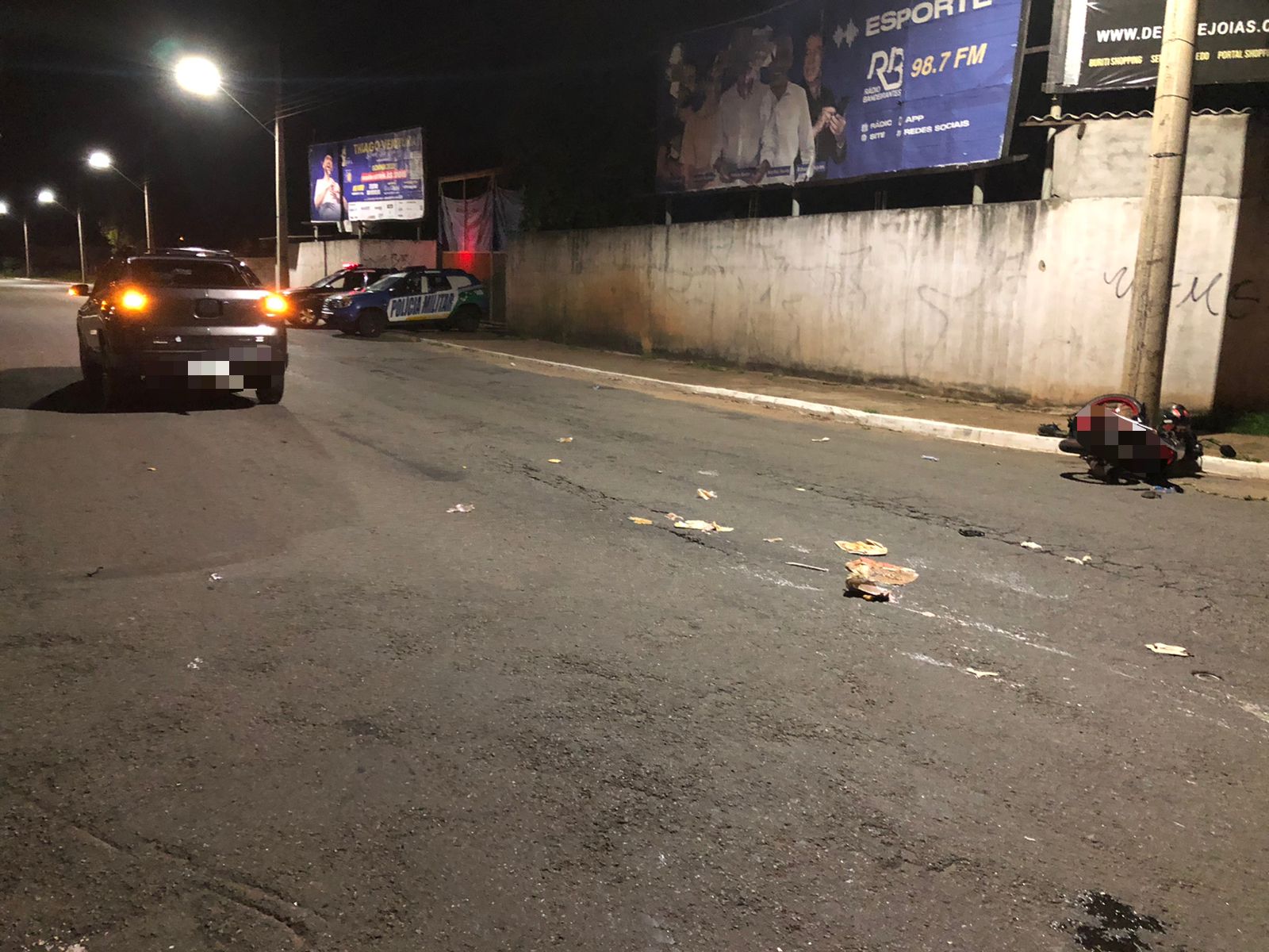 Colisão entre moto e carro deixa dois feridos em Goiânia (Foto: Divulgação - Dict)