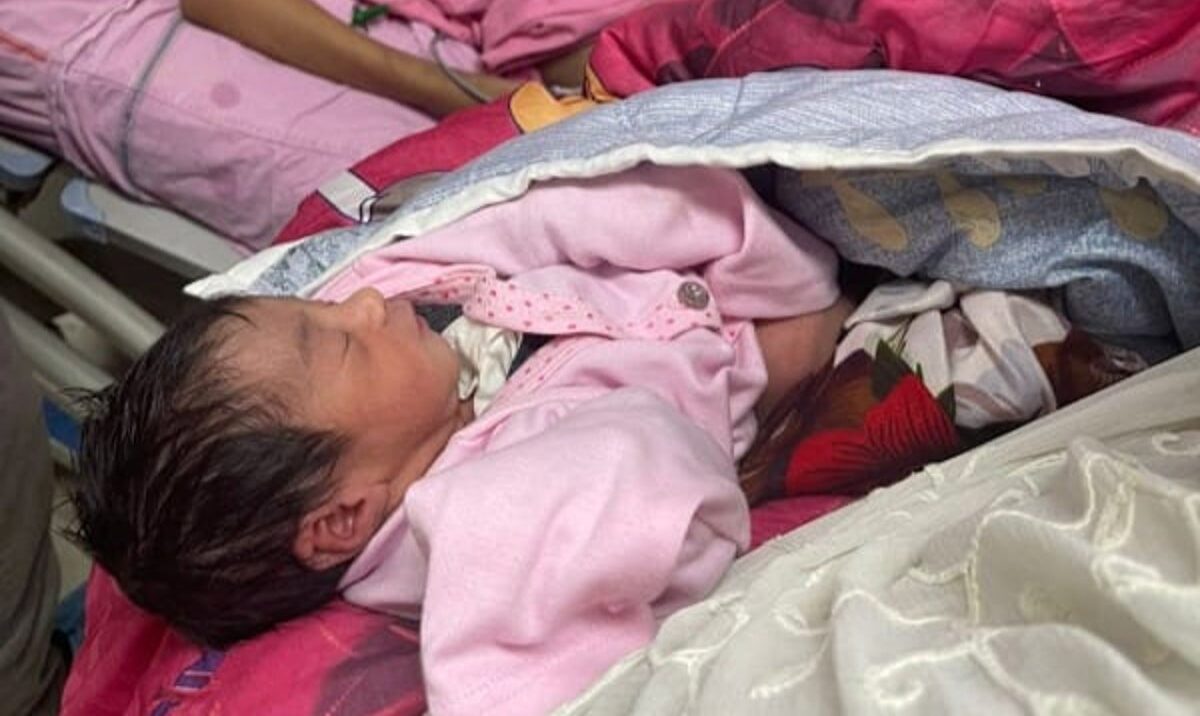 Menina nasceu saudável, no que os médicos dizem ser um caso "incomum" Há sete meses em coma, mulher dá à luz a bebê na Índia