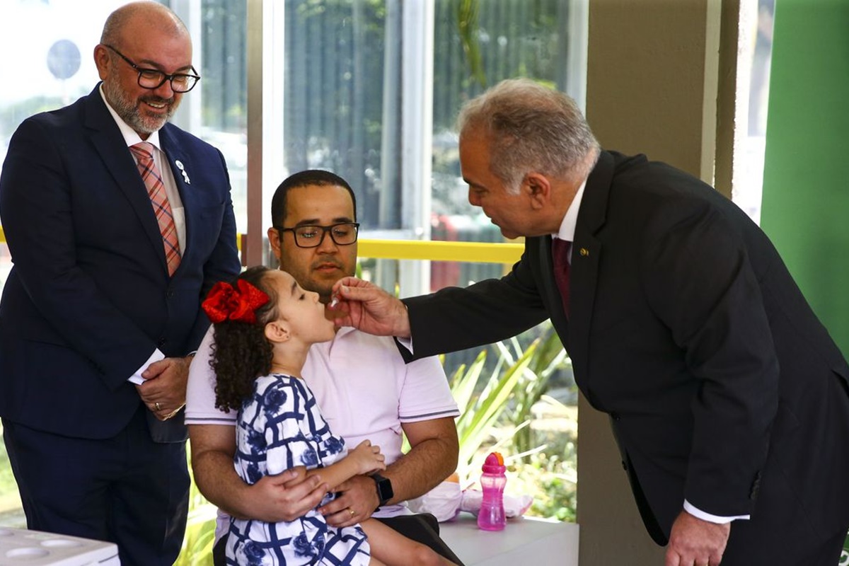 Ministro faz novo apelo para vacinação de crianças contra a pólio