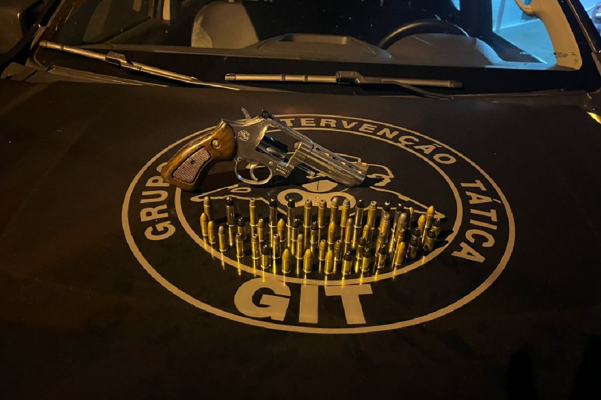 Policiais apreenderam um revólver calibre 38 e 49 munições, que estavam em posse do recapturado. (Foto: Divulgação – Dgap)
