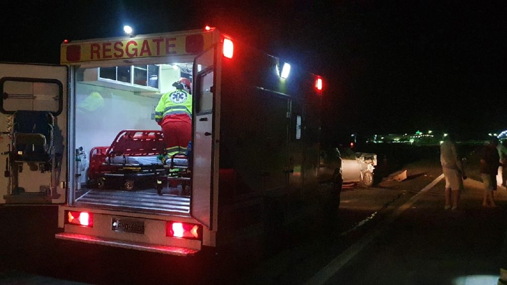 Motorista fica ferido após carro colidir contra caminhão na BR-050 em Catalão