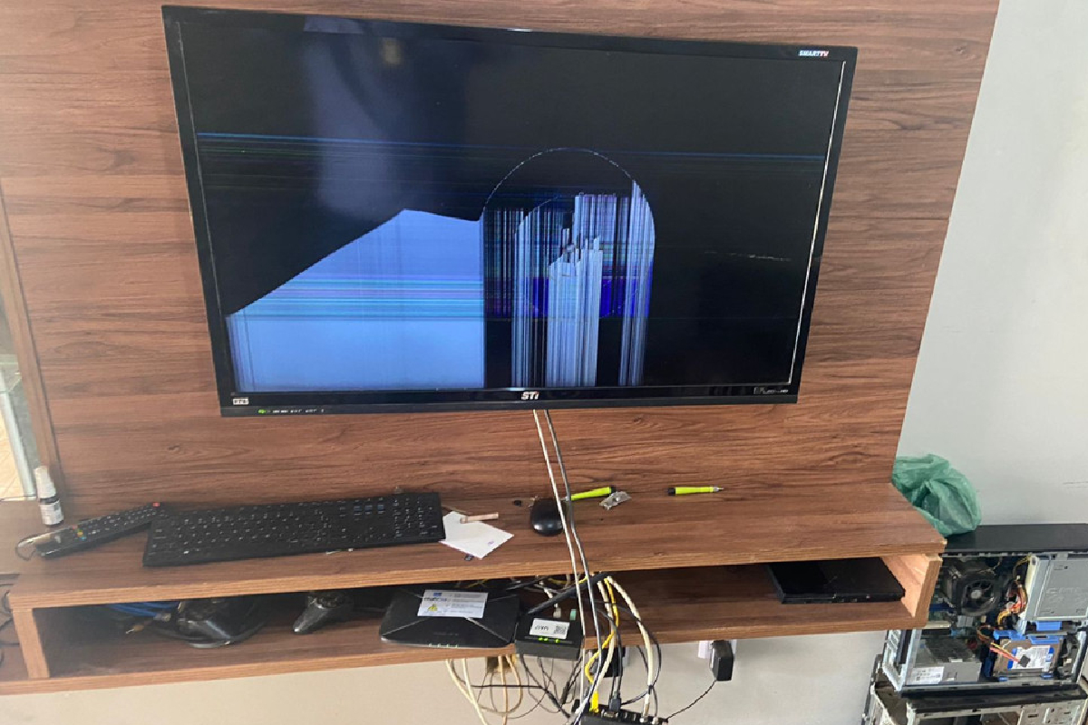 De acordo com a corporação, o suspeito possui antecedentes criminais por violência doméstica.