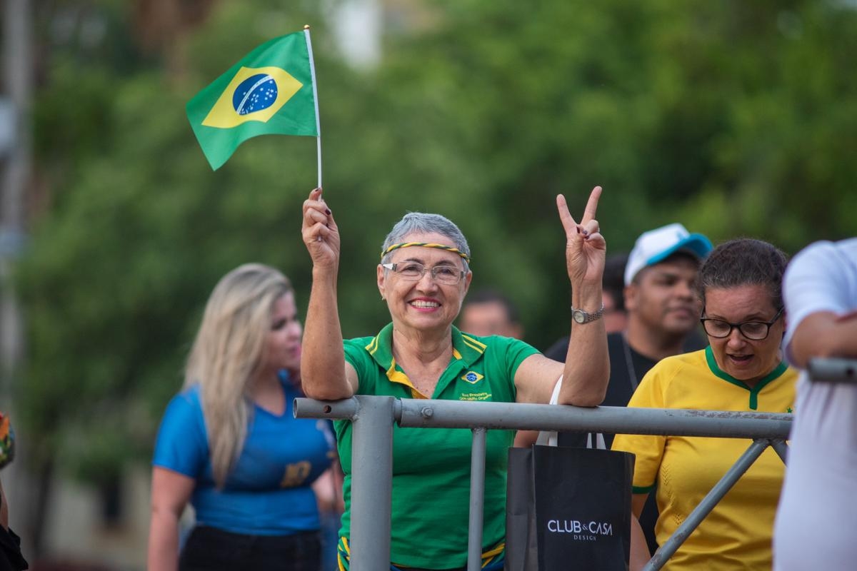 Eleitores se concentram em frente ao Palácio das Esmeraldas para aguardar apuração