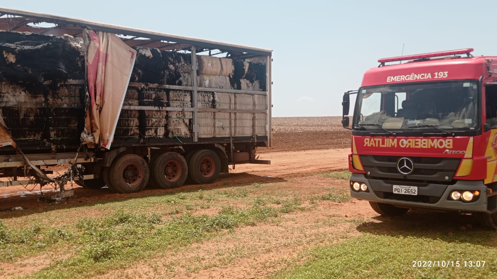 Carreta de algodão pegou fogo na BR-158. (Foto: BM)