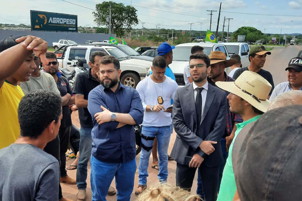 Após negociação com manifestantes, o Ministério Público de Goiás (MPGO) conseguiu a liberação da rodovia GO-164, no trecho entre Mozarlândia e Araguapaz, no início da tarde desta terça-feira (1º). A pista estava interditada em razão de manifestação em apoio ao candidato derrotado na eleição presidencial, Jair Bolsonaro.