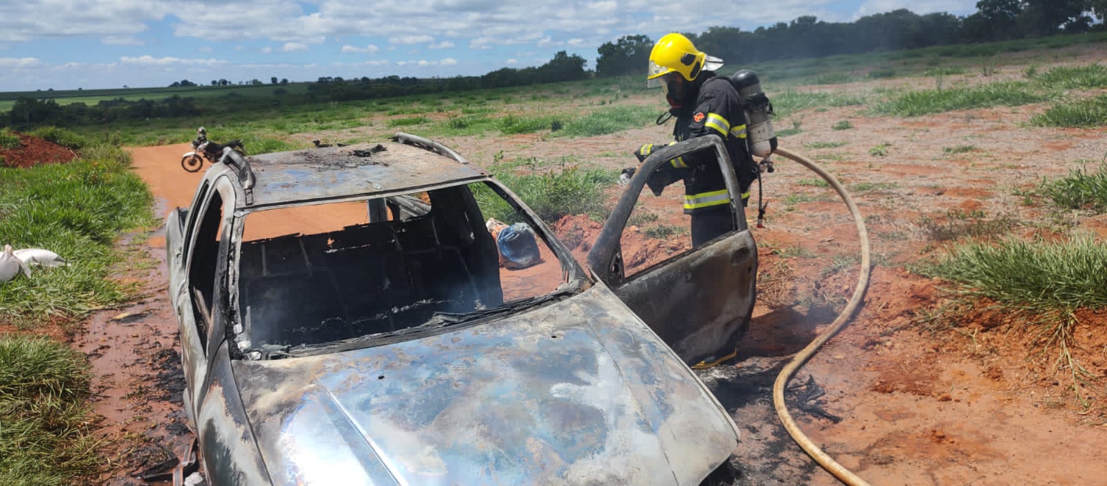 Carro pega fogo após pane elétrica e incêndio é controlado por bombeiros (Foto: Corpo de Bombeiros)