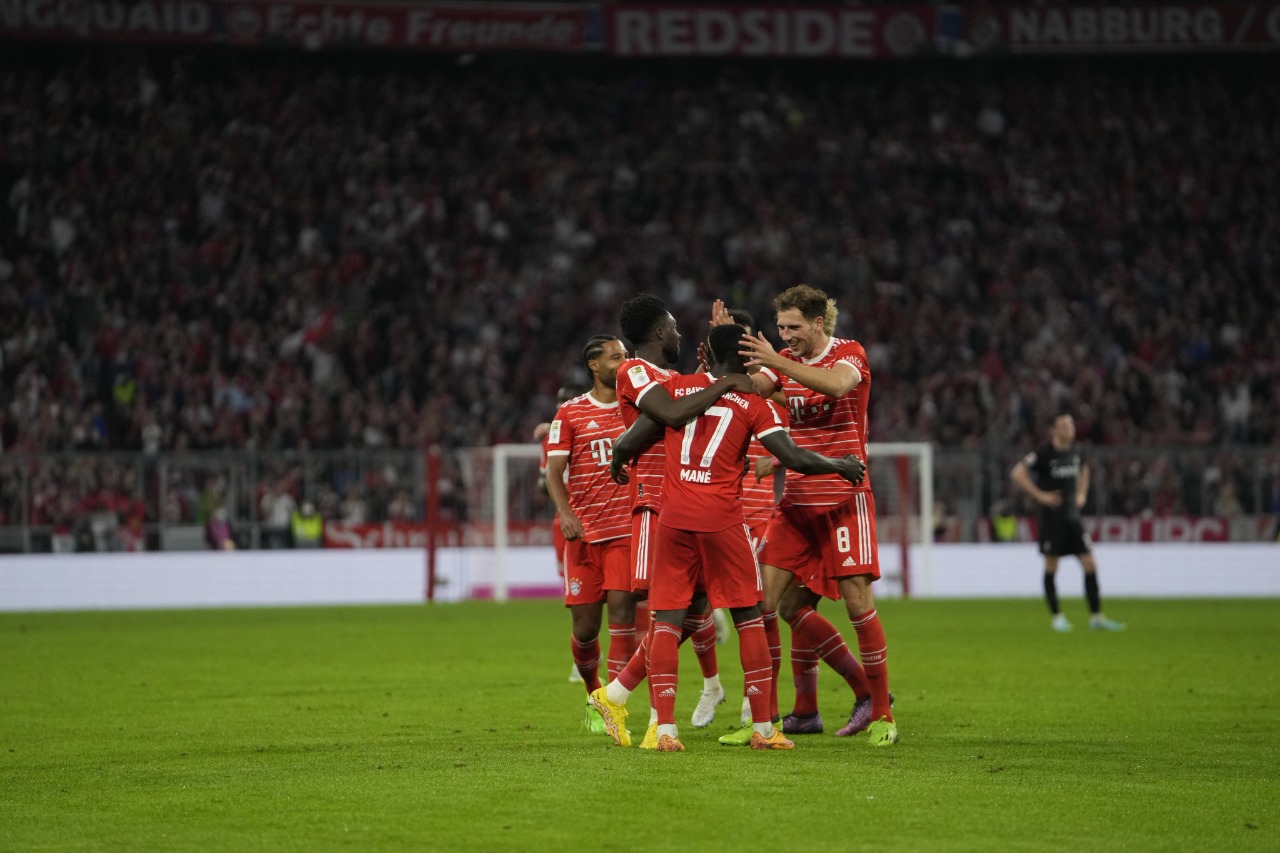 Jogadores do Bayern comemorando gol de Mané