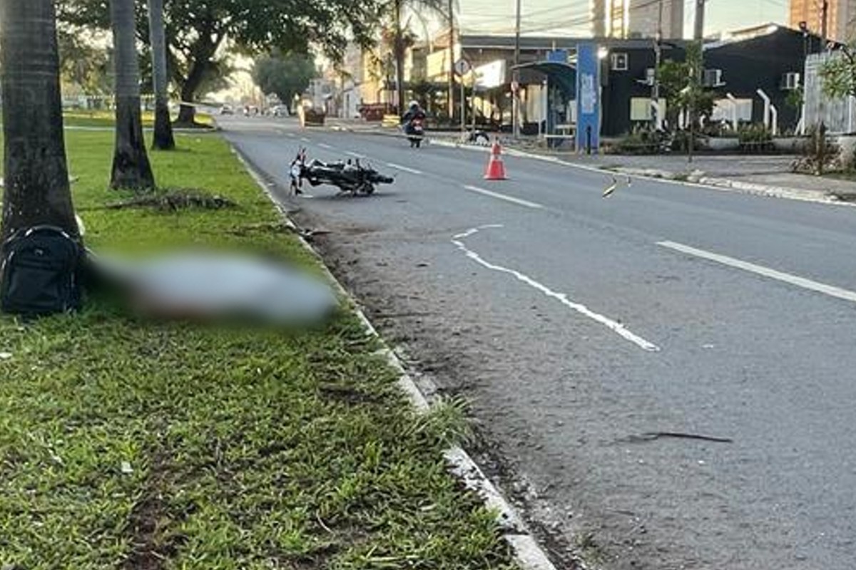 Motociclista morre após colidir contra árvore na avenida Transbrasiliana, em Goiânia