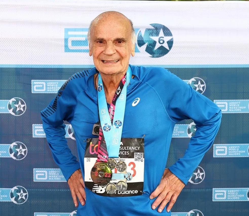 Drauzio Varella ganha medalha aos 79 anos por completar as seis maiores maratonas do mundo