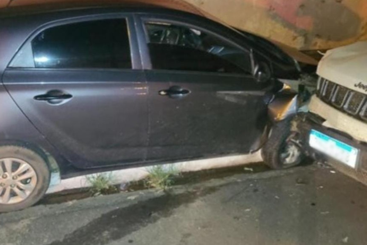 Hyundai HB20 cinza trafegava pela contramão em alta velocidade quando atingiu dois veículos 