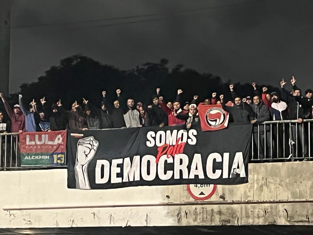 Torcedores do Corinthians na Marginal Tietê