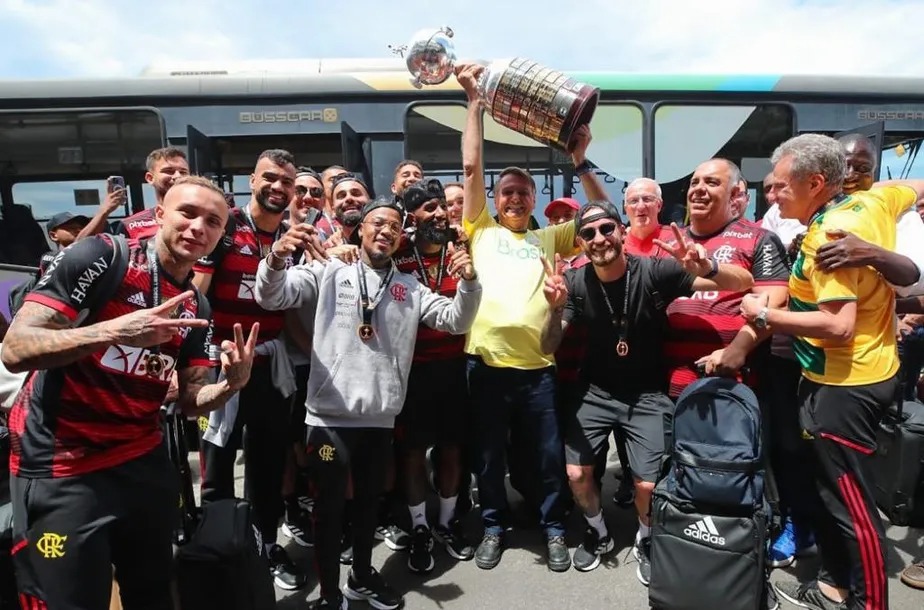 Flamengo desembarca no Galeão