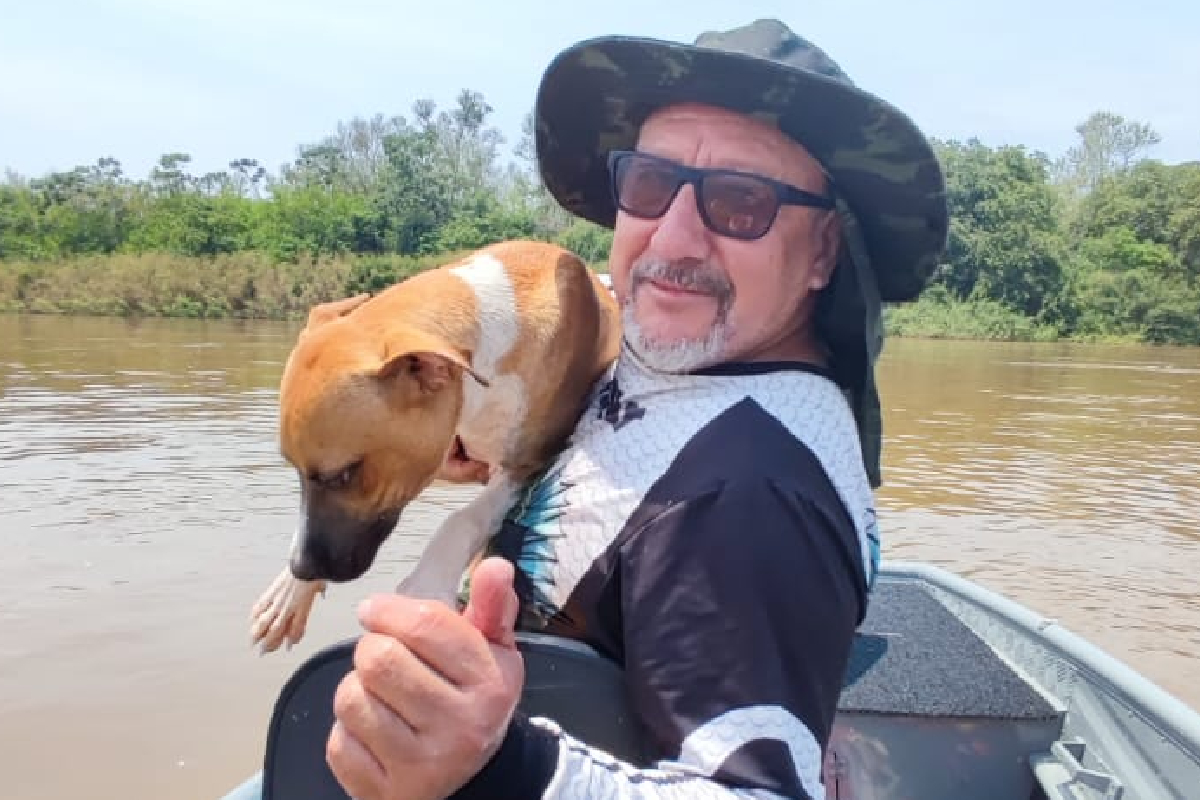 O bombeiro militar Anderson Caetano e seu pai, Sinomar Divino de Morais, resgataram dois cães que nadavam no meio do rio Araguaia, em Aruanã. Segundo o Anderson, nesta quarta-feira (19), ele aproveitava seu dia de folga com o pai durante uma pescaria, até que avistaram os dois animais tentando sobreviver.