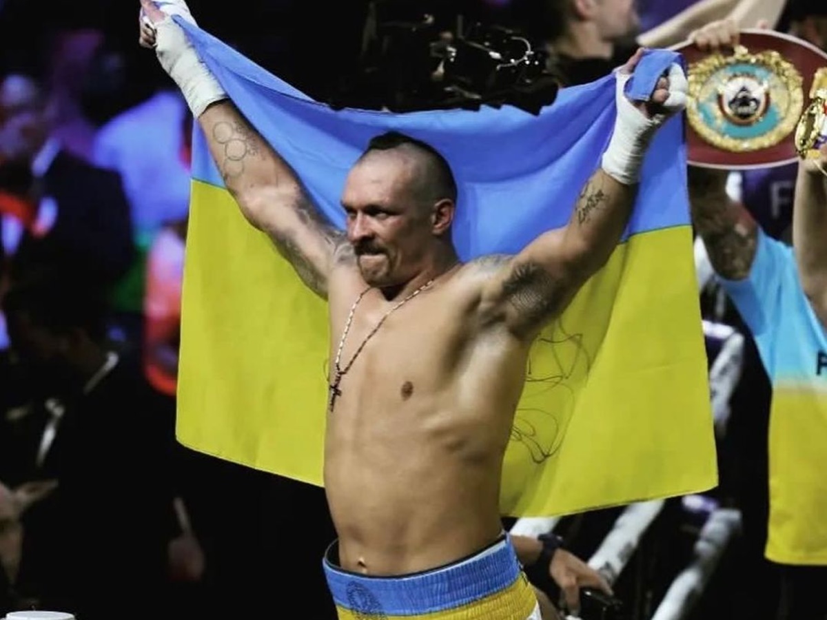 Oleksandr Usyk comemora vitória em luta de boxe