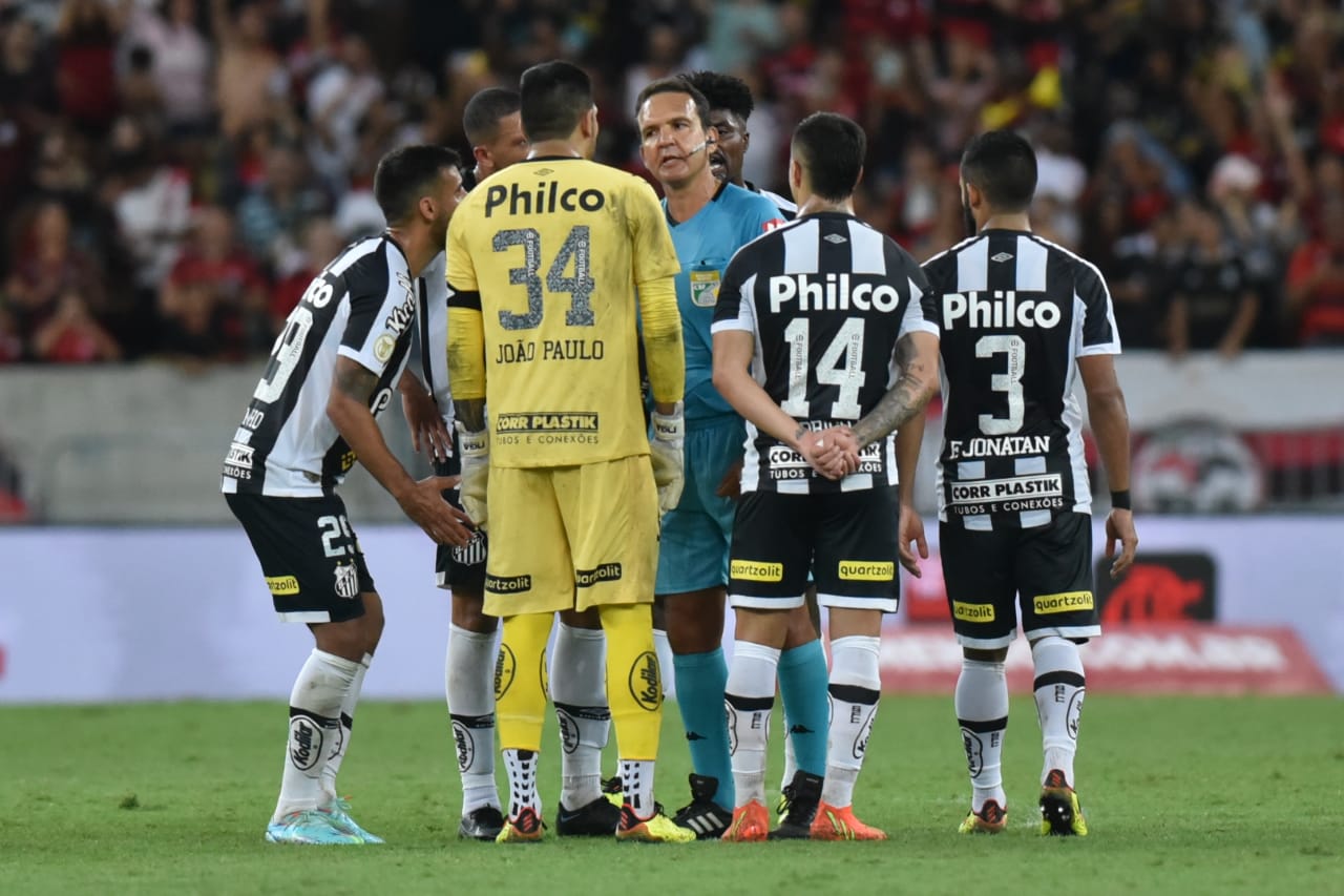 Jogadores do Santos pressionando André Luiz Castro