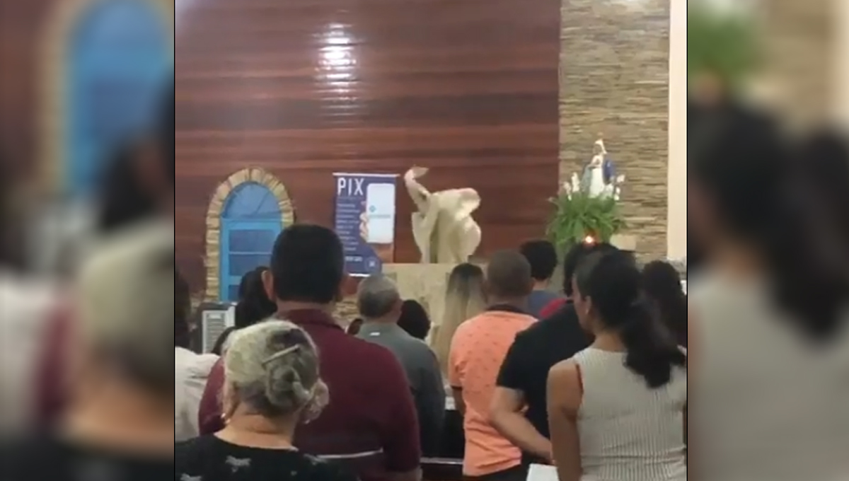 Religioso jogou a batina sobre o púlpito e deu as costas aos fieis (Foto: reprodução/Vídeo)